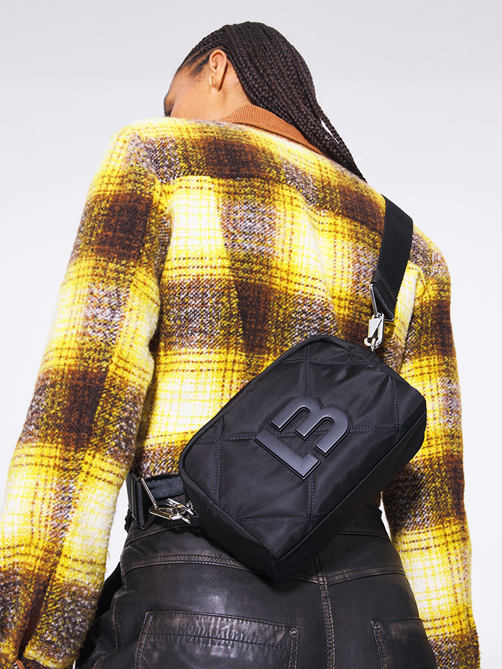 Bimba-Y-Lola-222BBHJ1M.T9000-Small-Black-Padded-Nylon-Crossbody-Bag-Balilene-onmodel