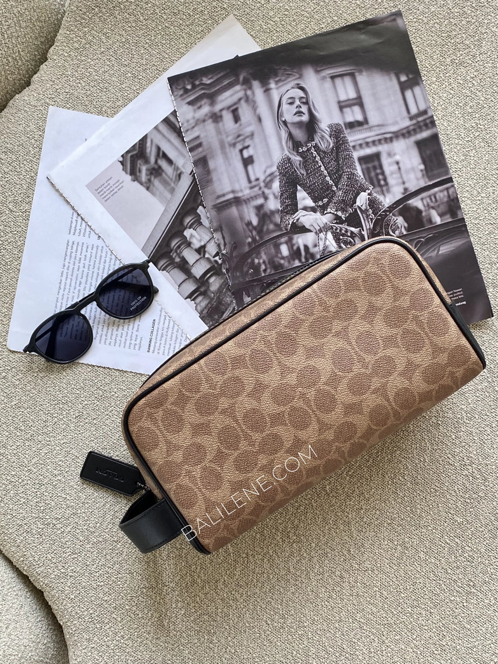 Coach-Coach-Large-Travel-Kit_In-Signature-Canvas-Tan-Black-balilene