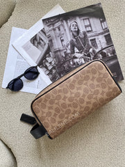 Coach-Coach-Large-Travel-Kit_In-Signature-Canvas-Tan-Black-balilene