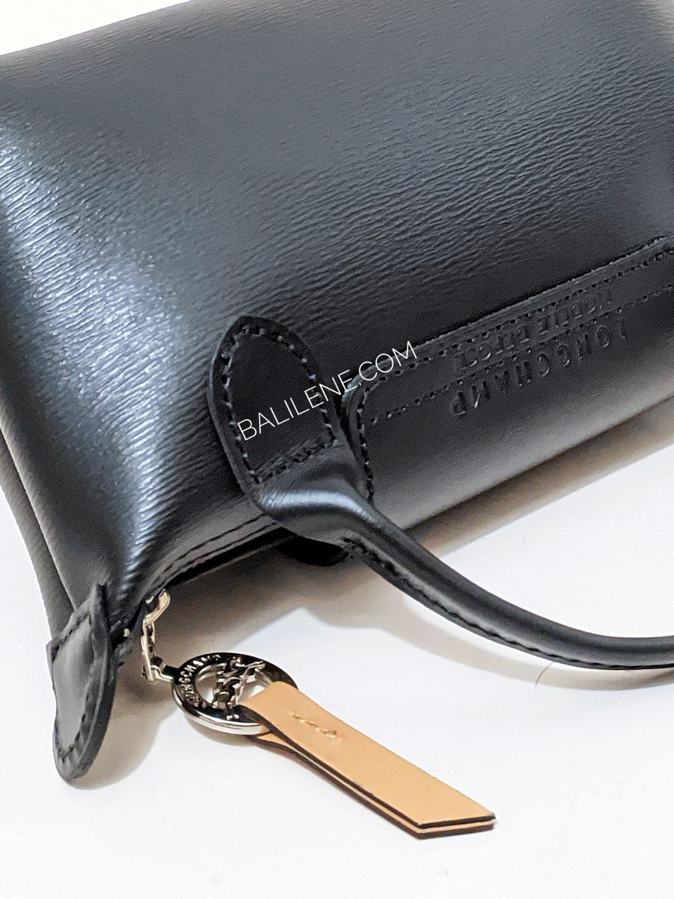 detail-bagian-belakang-Longchamp-Le-Pliage-City-Top-Handle-Pouch-Black
