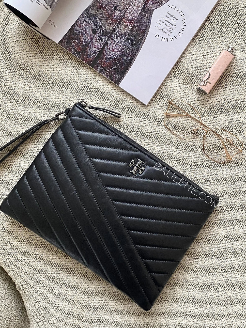 Tory-Burch-Kira-Chevron-Pave-Logo-Pouch-Black-balilene