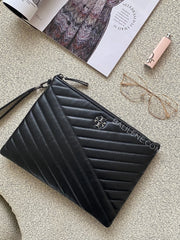 Tory-Burch-Kira-Chevron-Pave-Logo-Pouch-Black-balilene