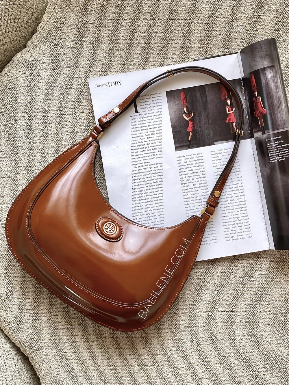 Tory-Burch-Robinson-Spazzolato-Convertible-Crescent-Bag-Dark-Sienna-balilene