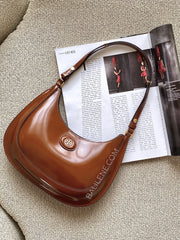 Tory-Burch-Robinson-Spazzolato-Convertible-Crescent-Bag-Dark-Sienna-balilene