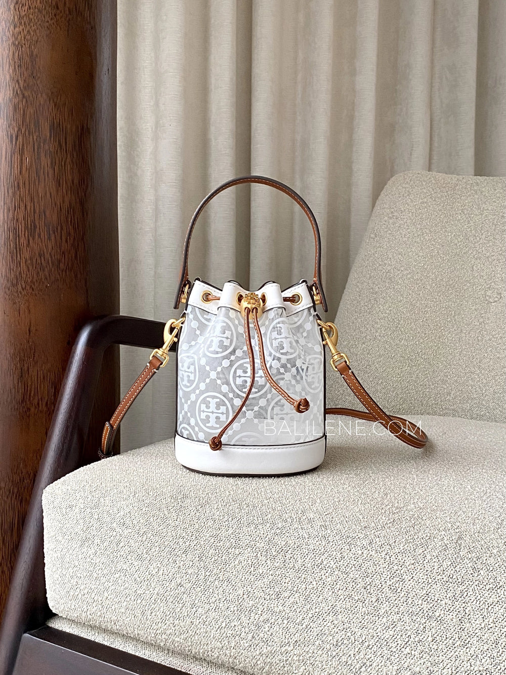 Tory-Burch-T-Monogram-TPU-Mini-Bucket-Bag-Clear-balilene