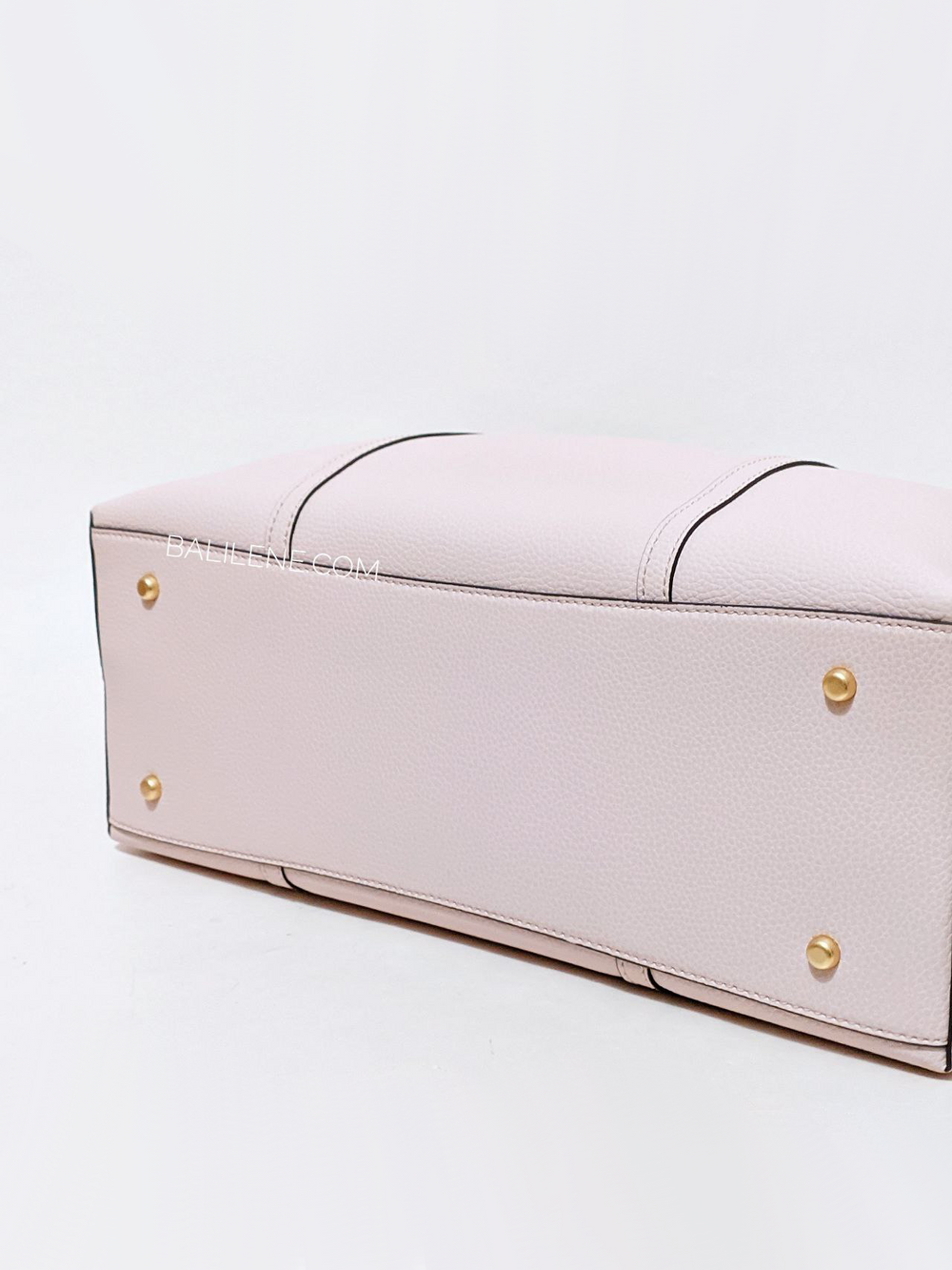 bagian-bawah-Tory-Burch-Perry-Triple-Compartment-Tote-Bag-Shell-Pink