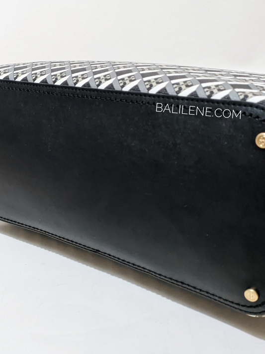 bagian-bawah-Tory -Burch -Geo- Logo- Top -Zip- Tote- Black -Logo- Allover