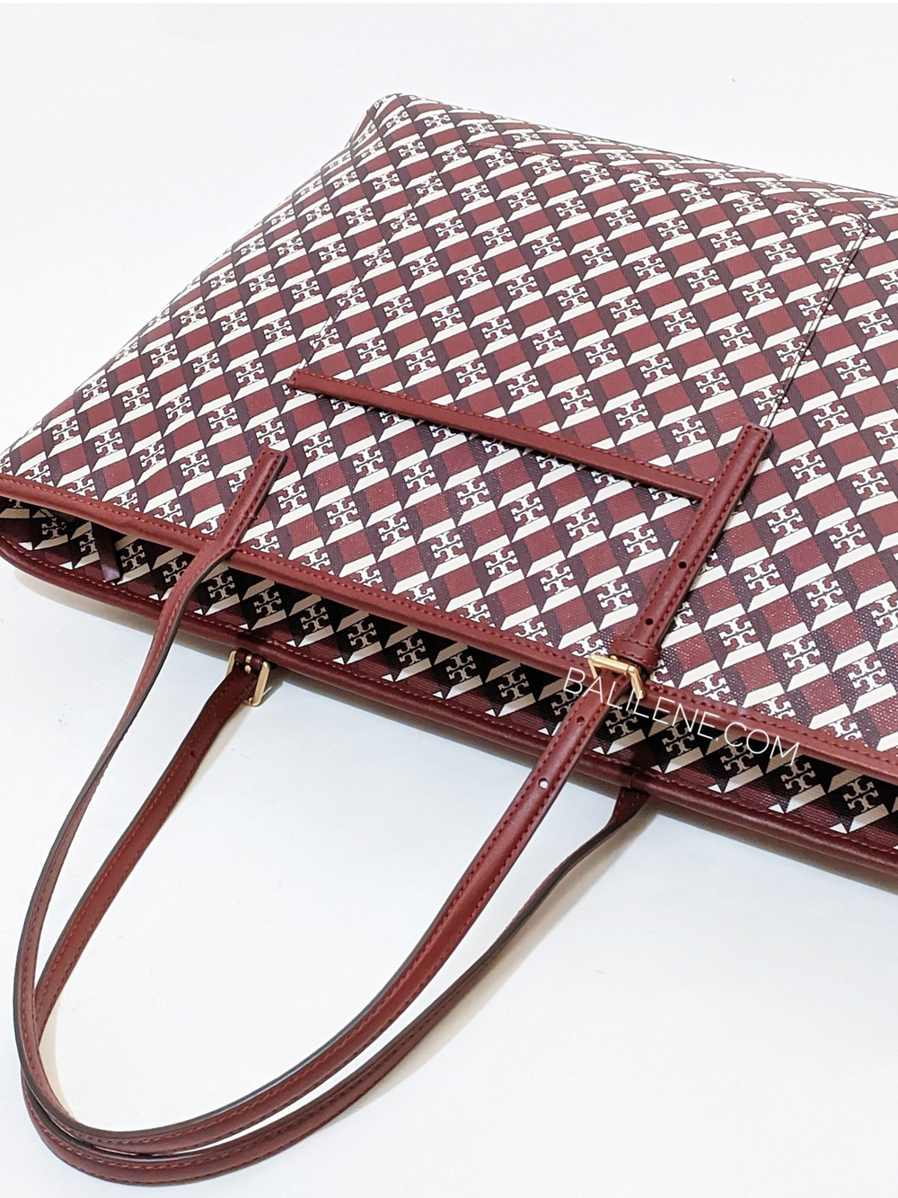 bagian-belakang-Tory- Burch- Geo -Logo- Zip- Tote -Crimson -Red- Logo -Allover