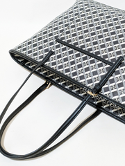 bagian-belakang-Tory -Burch -Geo- Logo- Top -Zip- Tote- Black -Logo- Allover