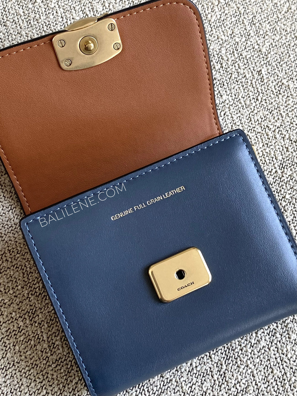 detail-Coach-Bandit-Refined-Calf-Leather-Wallet-Navy-balilene