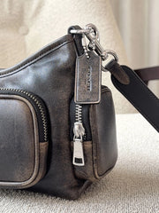 detail-Coach-Laurel-Shoulder-Bag-22-With-Pockets-In-Loved-Leather-Black-Brown-balilene
