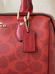 detail-Coach-Mini-Rowan-Crossbody-Bag-In-Signature-Canvas-Crimson-balilene