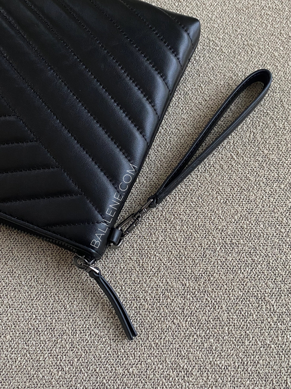 detail-Strap-Tory-Burch-Kira-Chevron-Pave-Logo-Pouch-Black-balilene