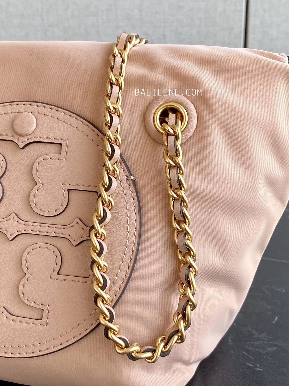 detail-Tory-Burch-Ella-Small-Chain-Crossbody-Bag-Pink-Sand-balilene