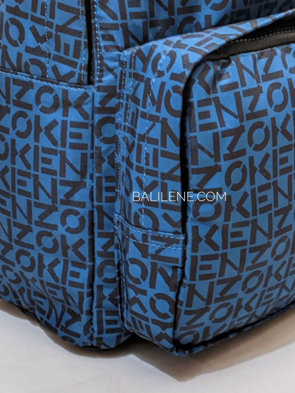 detail-bagian-bawah-Kenzo- Logo -Print -Allover- Backpack- Navy / Black