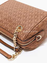 detail-bagian-belakang-Michael-Kors-Blaire-Extra-Small-Logo-Duffle