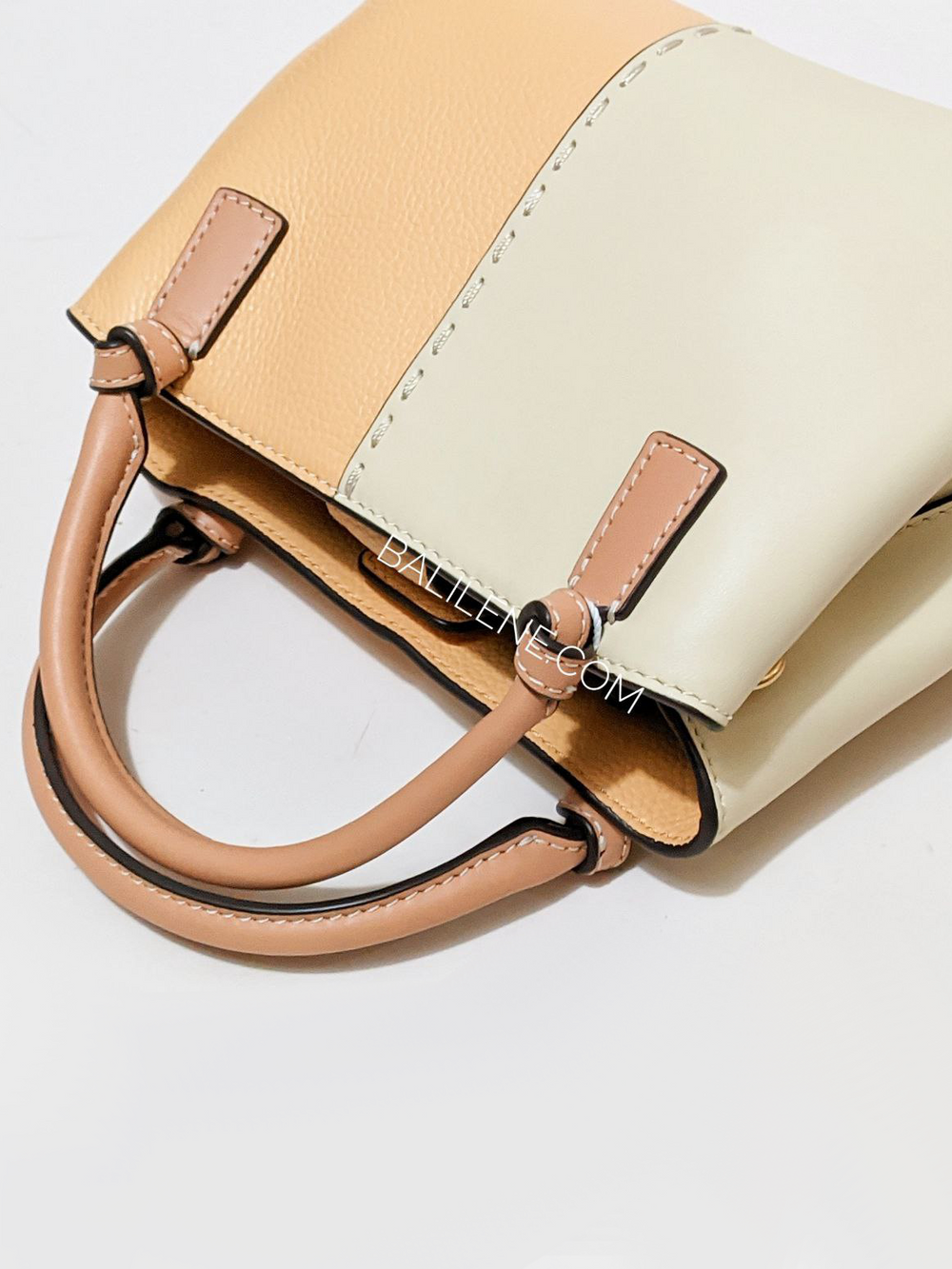 detail-bagian-belakang-Tory-Burch-McGraw-Mini-Color-Block-Jackfruit-Yellow-Cream-White