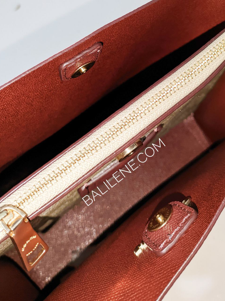 detail-bagian-dalam-Coach-Mollie-Bucket-22-With-Signature-Canvas-Interior-Powder-Pink-Light-Khaki