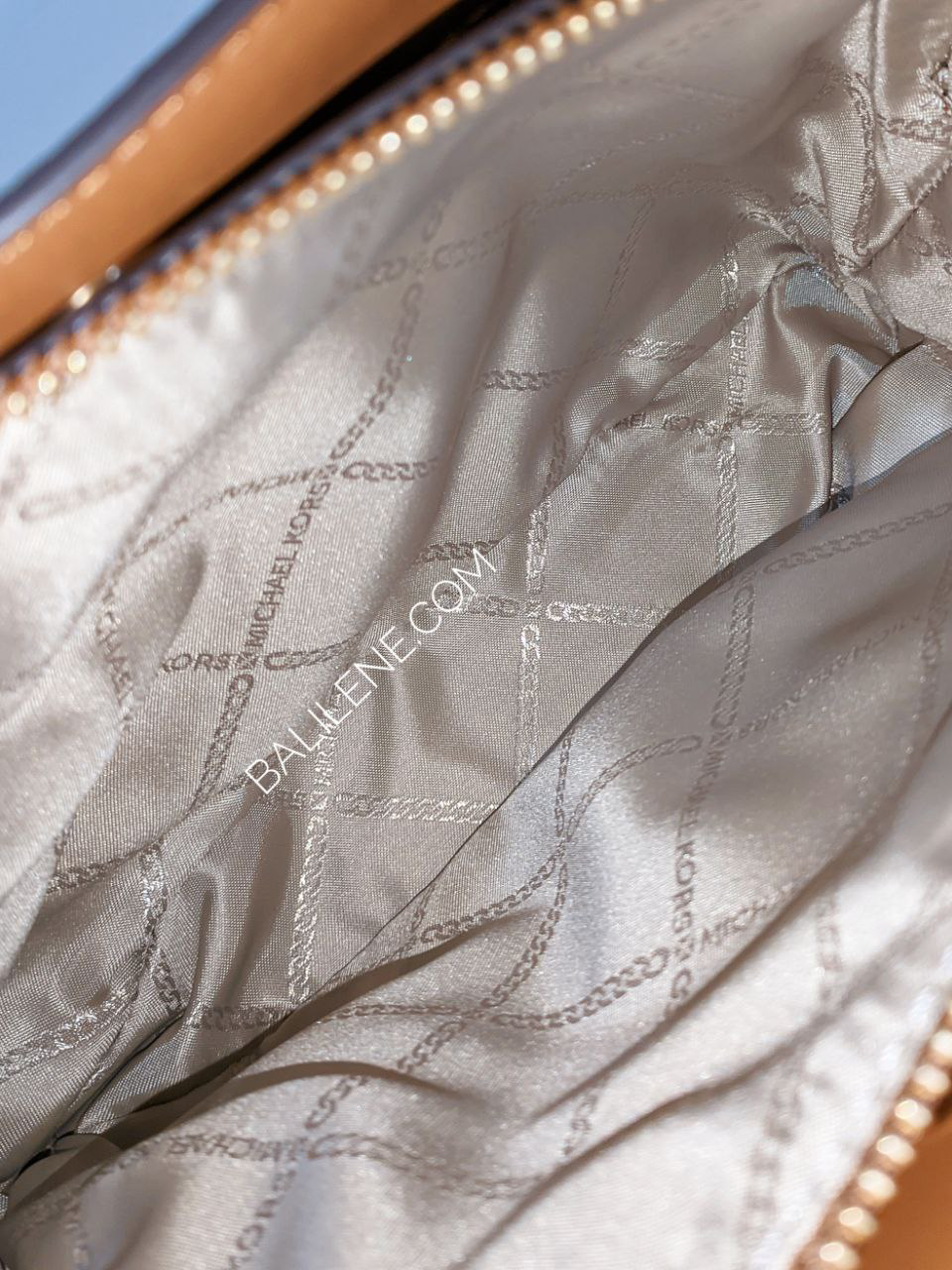 detail-bagian-dalam-Michael-Kors-Edith-Small-Logo-Satchel-Brown