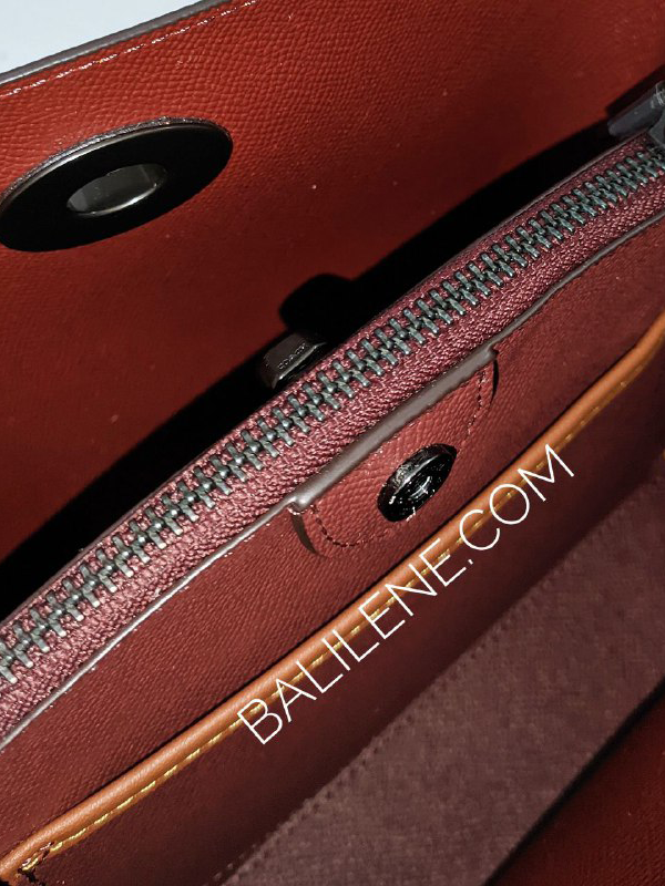 detail-bagian-dalam-tas-Coach-Willow-Bucket-Bag-In-Colorblock-Flax-Multi