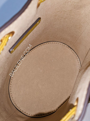 detail-bagian-dalam-tas-Tory-Burch-T-Monogram-Contrast-Embossed-Mini-Bucket-Bag-Island-Palm-New-Cream