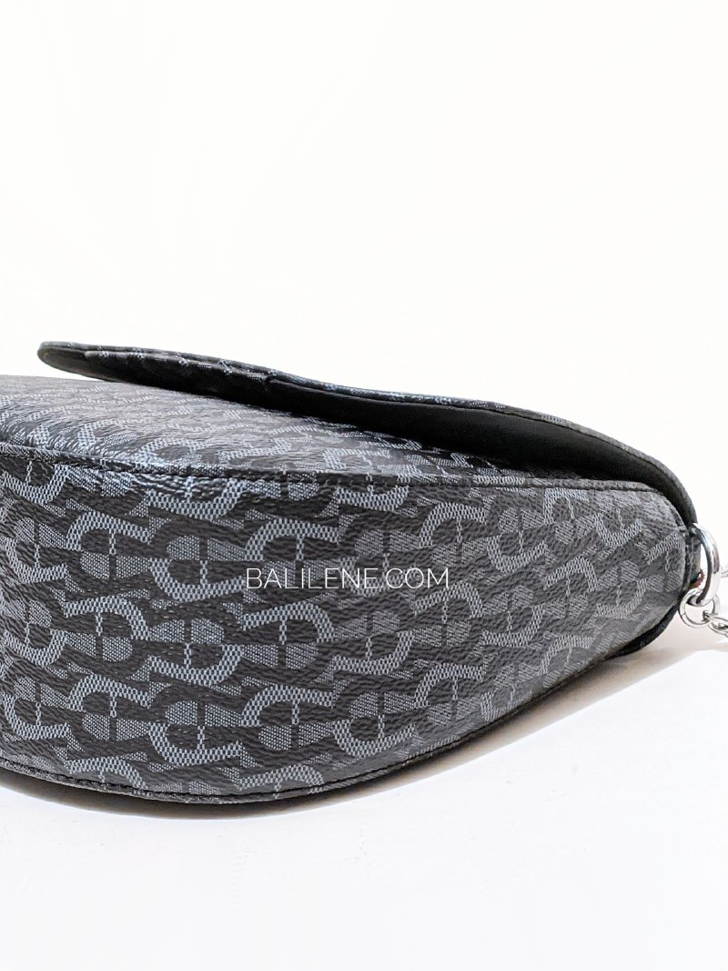 detail-bagian-samping-Aigner-Ava-Small-Shoulder-Bag-Logo-Black