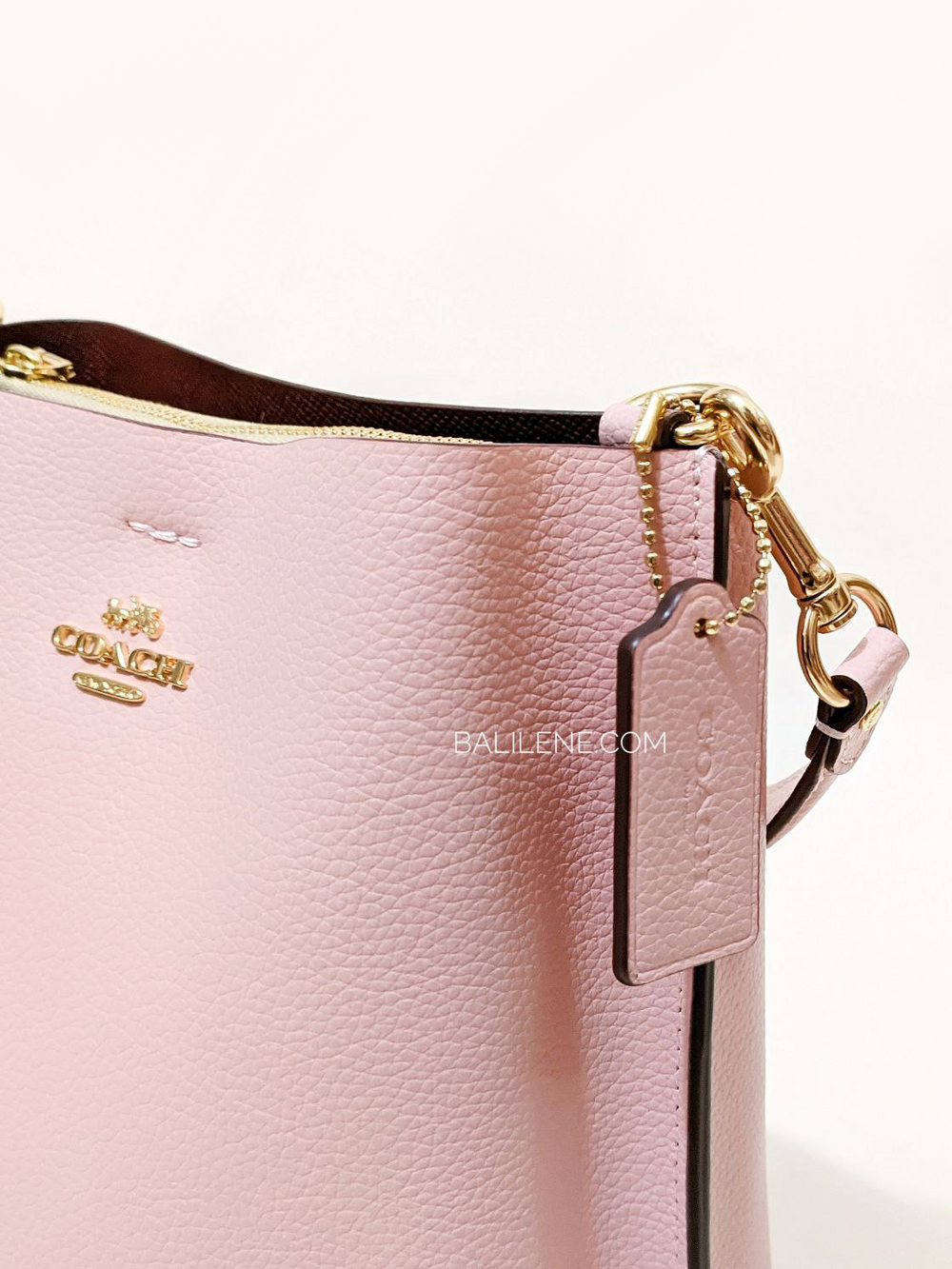 detail-bagian-samping-Coach-Mollie-Bucket-22-With-Signature-Canvas-Interior-Powder-Pink-Light-Khaki