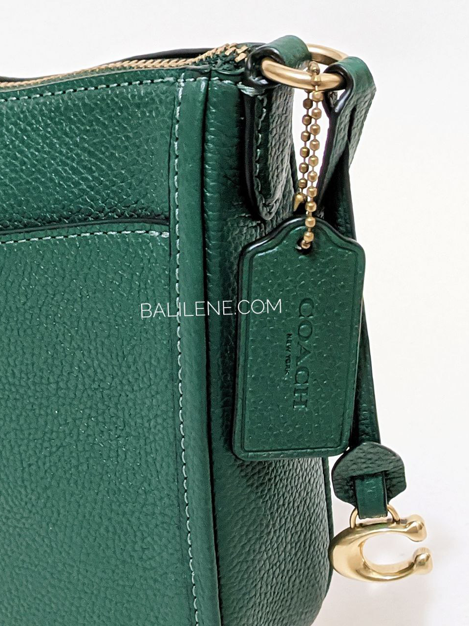 detail-bagian-samping-tas-Coach-Chaise-19-Crossbody-Bag-Dark-Pine
