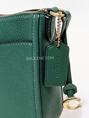 detail-bagian-samping-tas-Coach-Chaise-19-Crossbody-Bag-Dark-Pine
