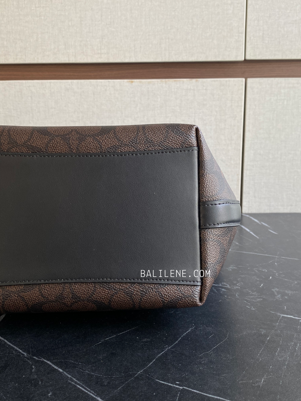 detail-bawah-Coach-City-Large-Bucket-Bag-In-Signature-Canvas-Walnut-Black-balilene