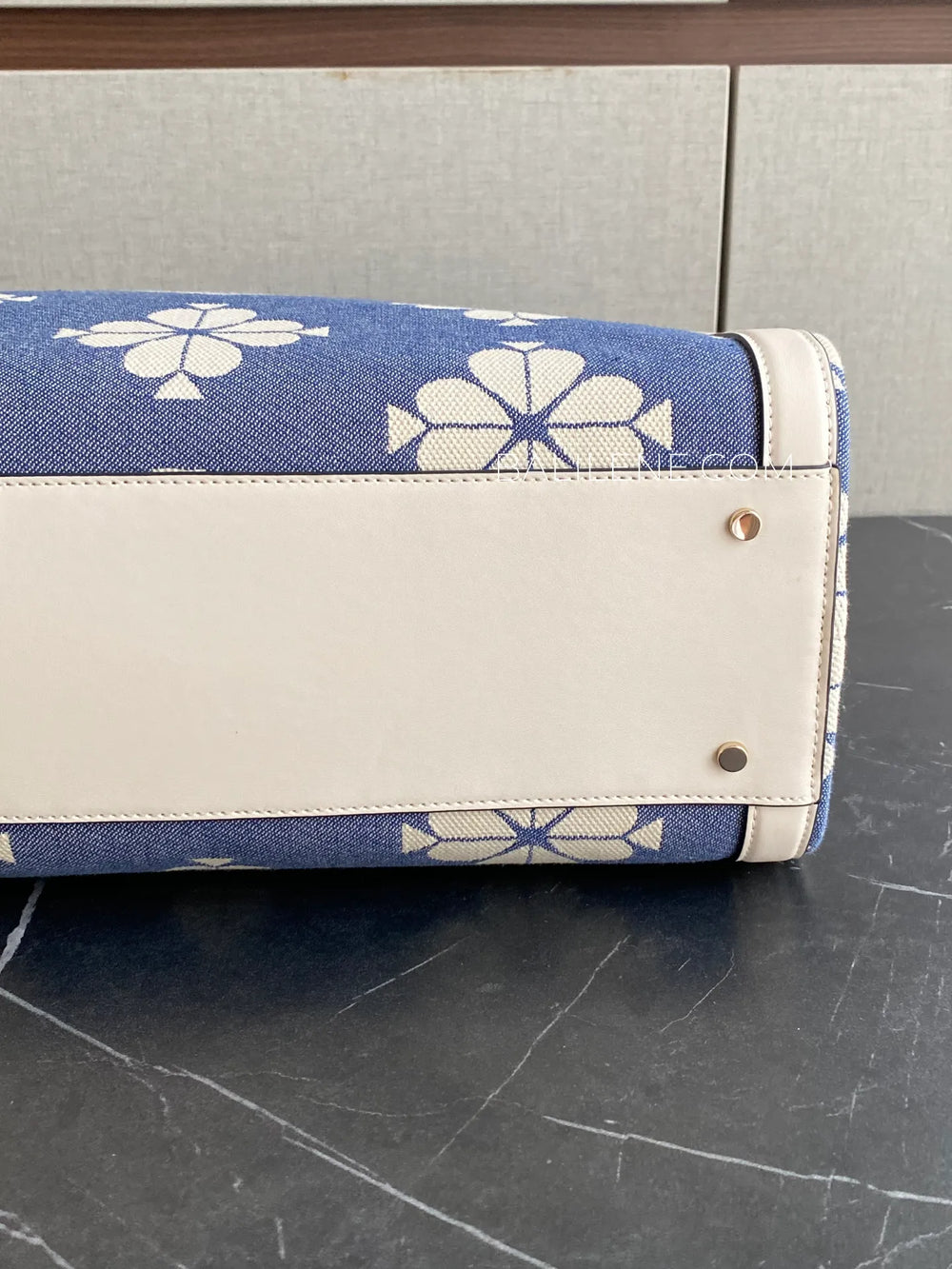 detail-bawah-Kate-Spade-Market-Tote-Spaced-Spade-Flower-Halo-White-balilene