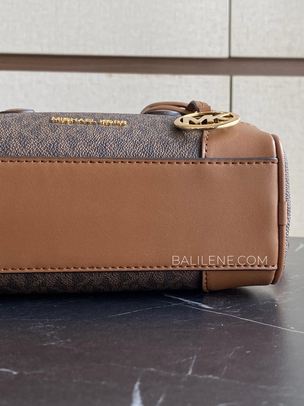 detail-bawah-Michael-Kors-Thompson-Extra-Small-Signature-Logo-Convertible-Satchel-Bag-Brown-balilene