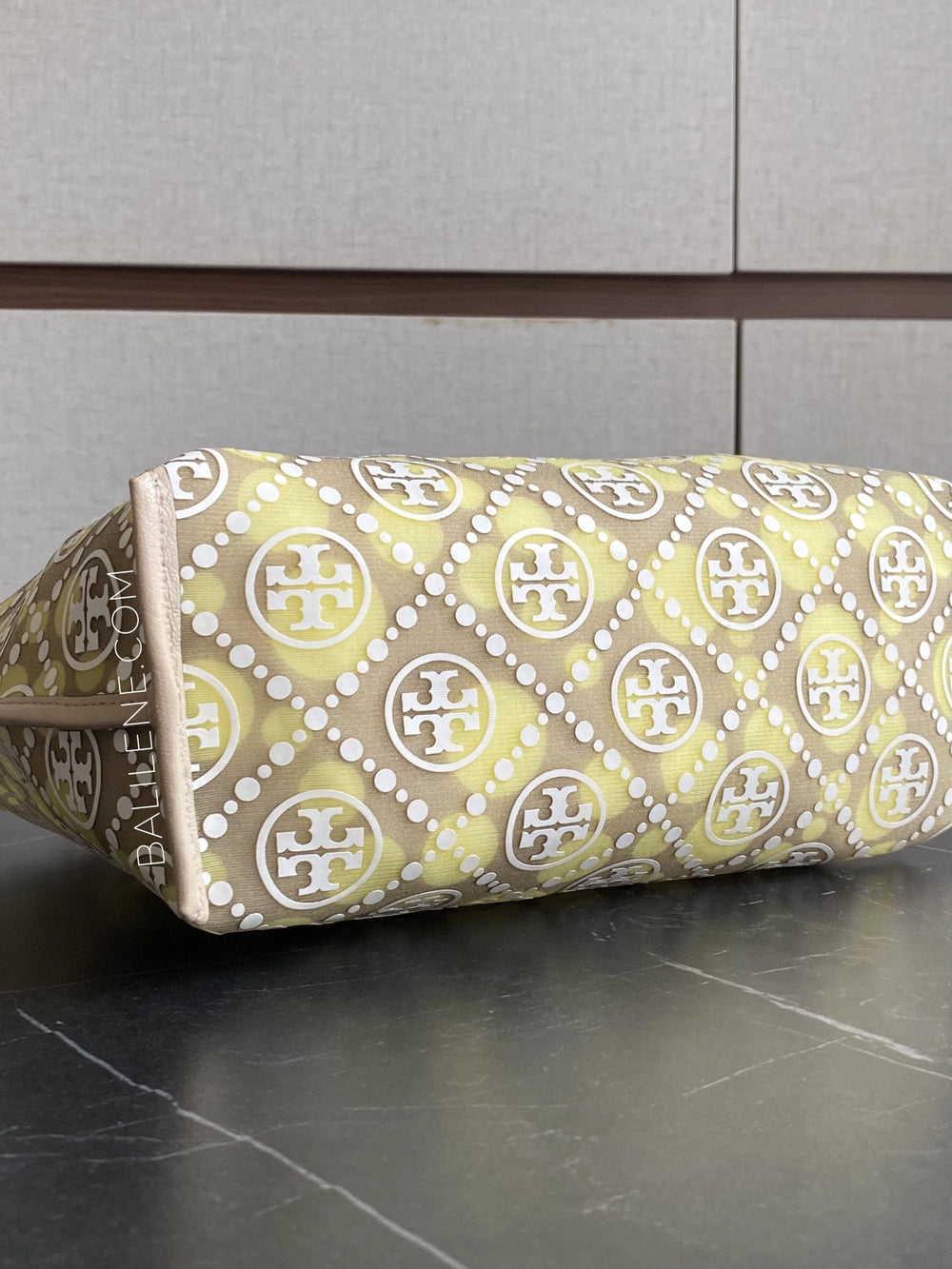 detail-bawah-Tory-Burch-T-Monogram-Mesh-Dot-Tote-Bag-Neutral-Honeydew-balilene