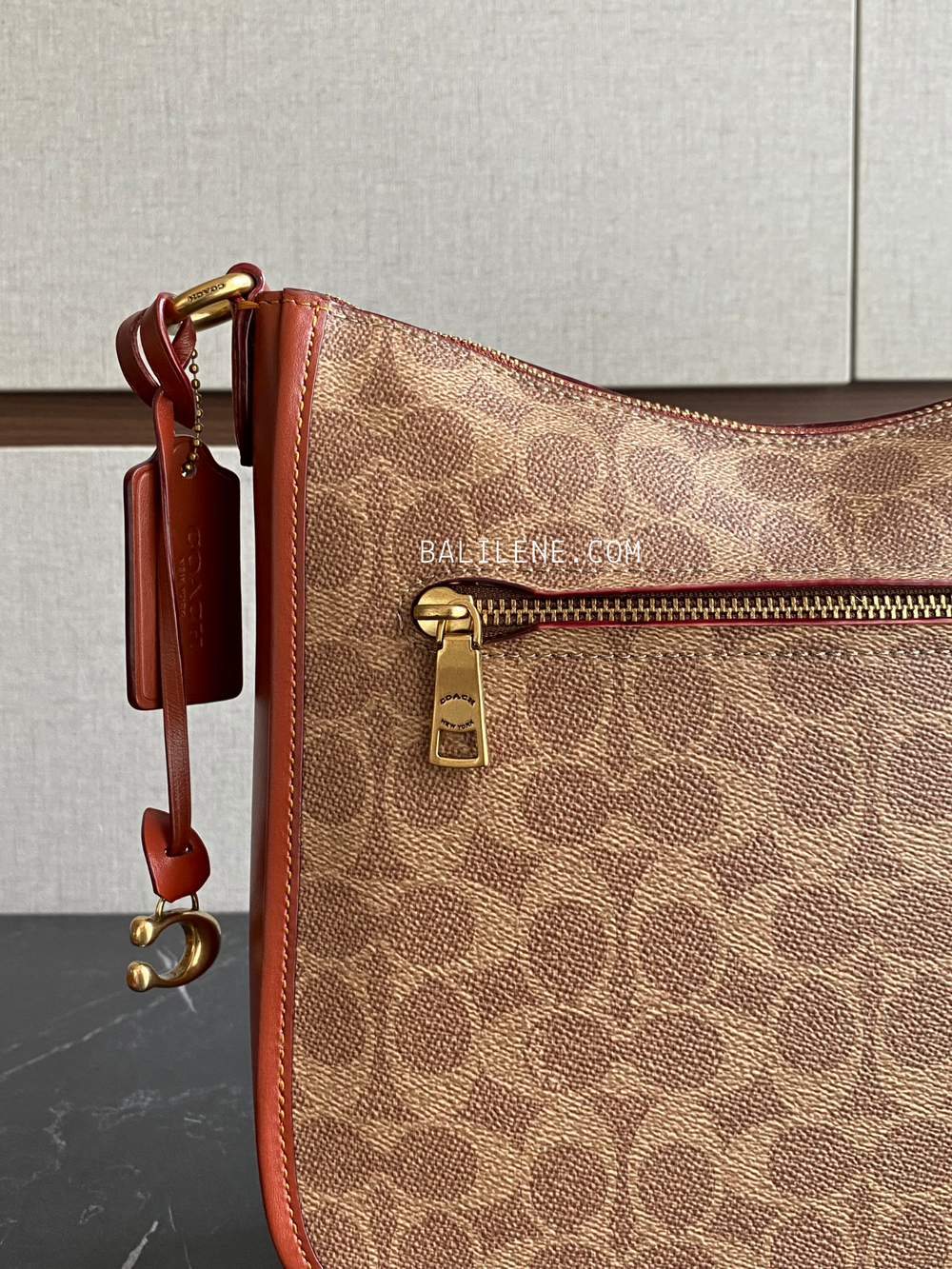 detail-belakang-Coach-Chaise-Crossbody-In-Signature-Canvas-Tan-Rust-balilene