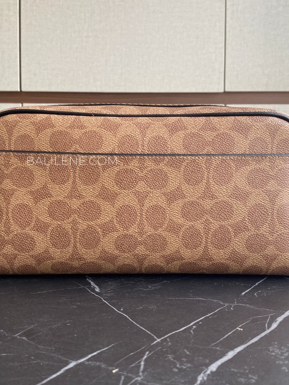 detail-belakang-Coach-Coach-Large-Travel-Kit-In-Signature-Canvas-Tan-Black-balilene