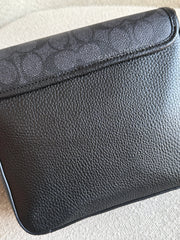 detail-belakang-Coach-Sullivan-Flap-Crossbody-Bag-In-Signature-Canvas-Charcoal-Black