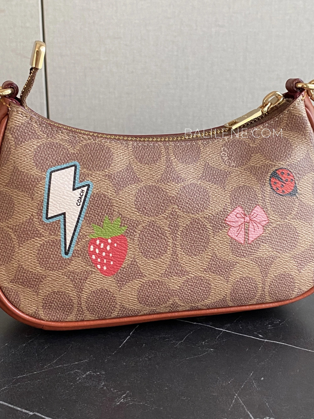 detail-belakang-Coach-Teri-Mini-Crossbody-Bag-In-Signature-Canvas-With-Sticker-Print-Tan-Multi-balilene