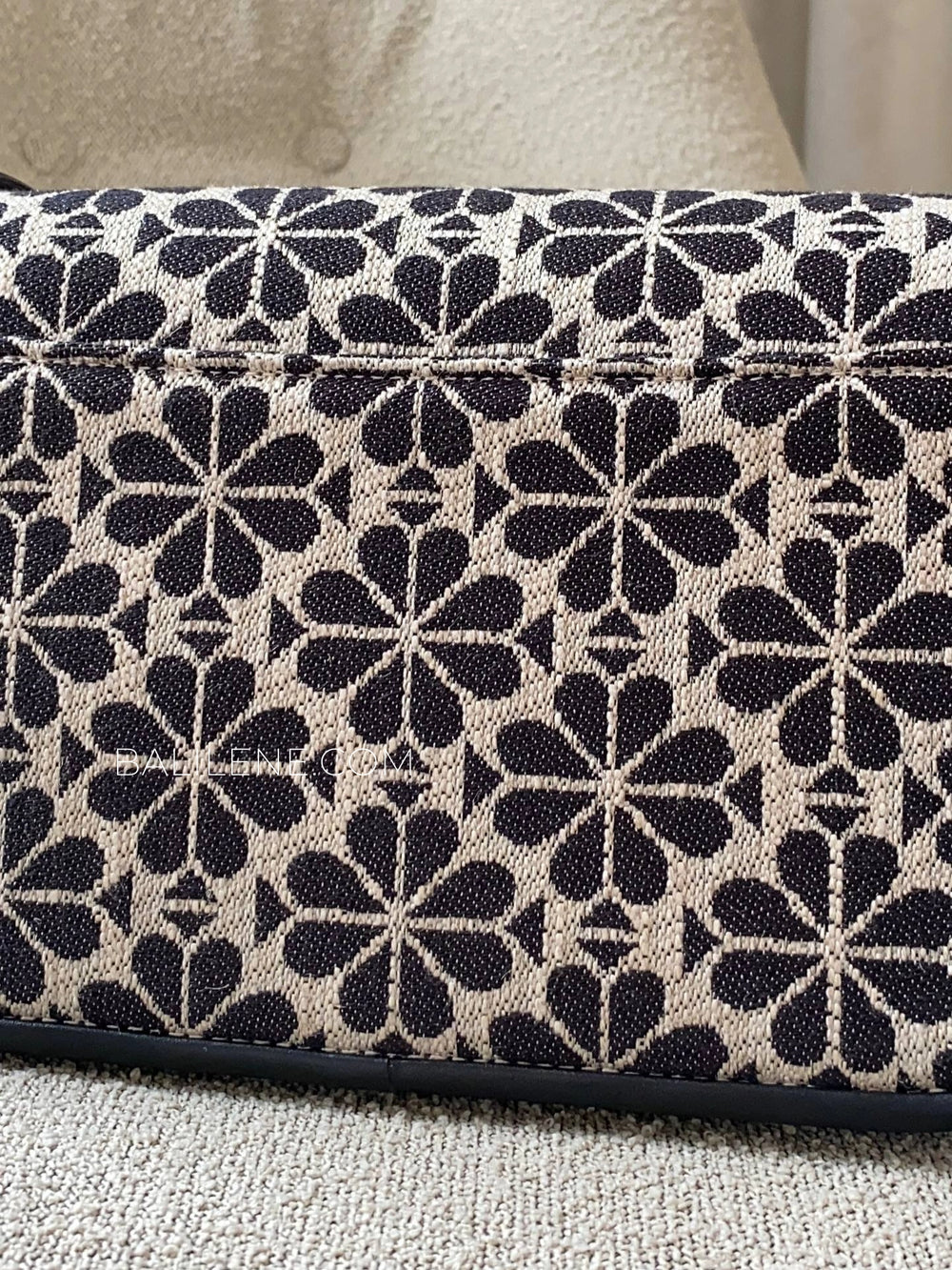 detail-belakang-Kate-Spade-Flower-Jacquard-Small-Flap-Crossbody-Sand-Multi-balilene