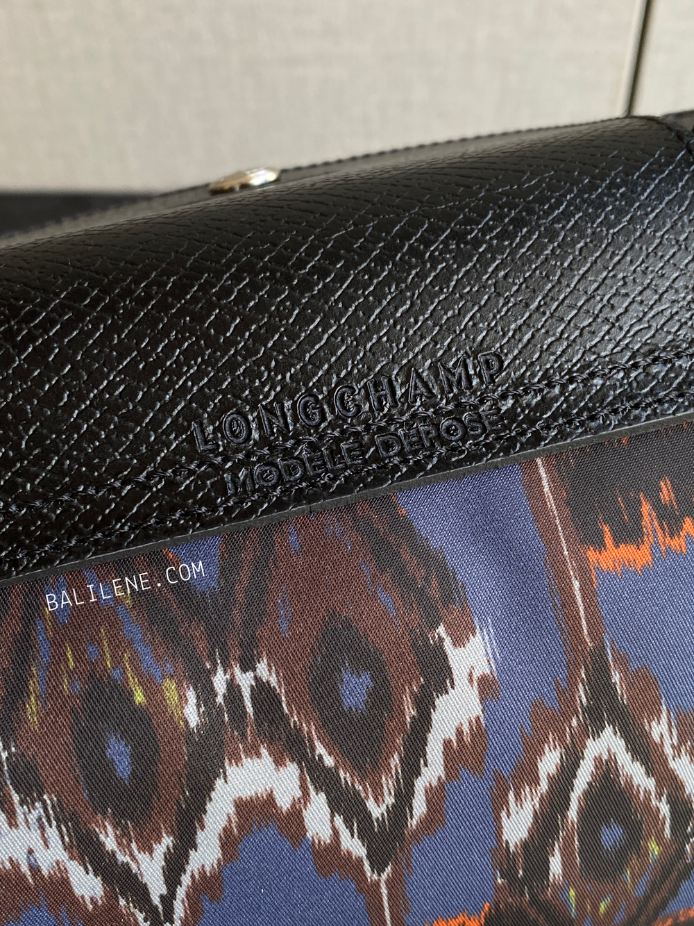 detail-belakang-Longchamp-L1899649006-Le-Pliage-Large-Ikat-Nylon-Tote-Navy-balilene