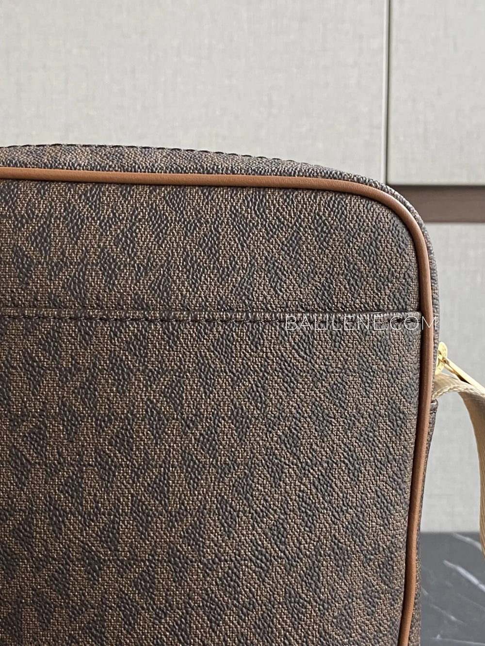detail-belakang-Michael-Kors-35S1G3DC8B-Desert-Road-Trip-Jet-Set-Medium-Brown-Multi-balilene