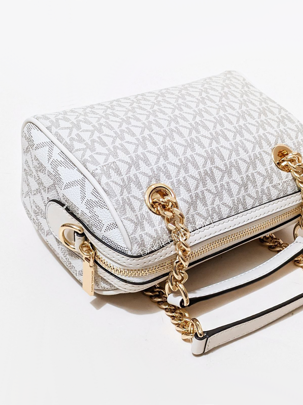 detail-belakang-Michael-Kors-Blaire-Extra-Small-Logo-Duffle-Crossbody-Bag-Vanilla