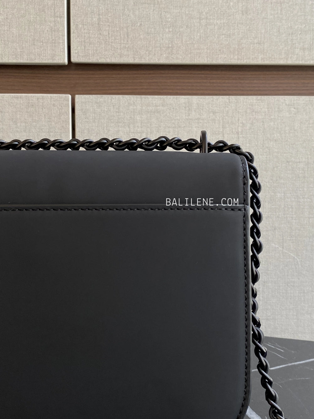 detail-belakang-Tory-Burch-Britten-Matte-Small-Adjustable-Shoulder-Bag-Black-balilene