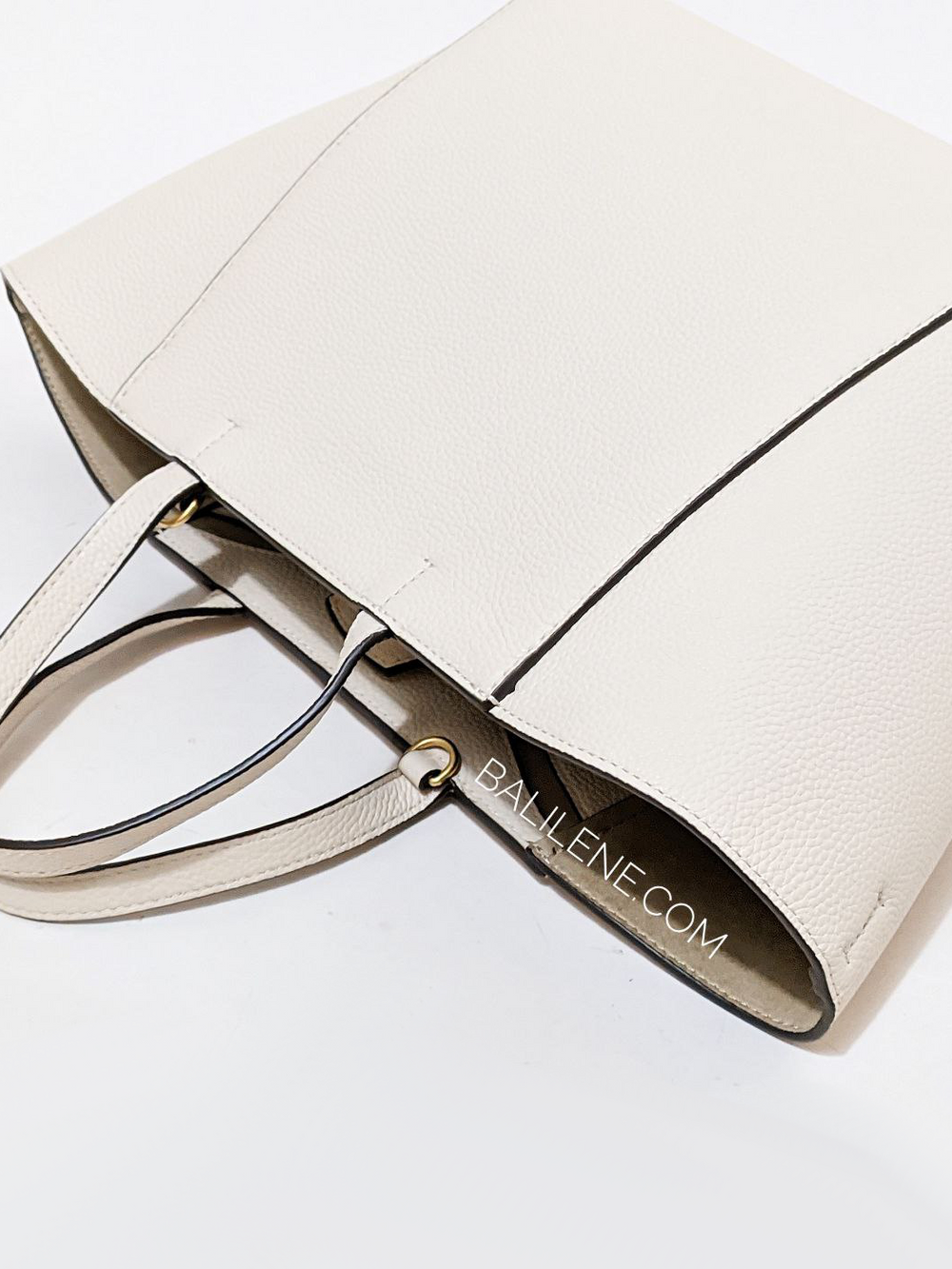 detail-belakang-Tory-Burch-McGraw-Carryall-Brie