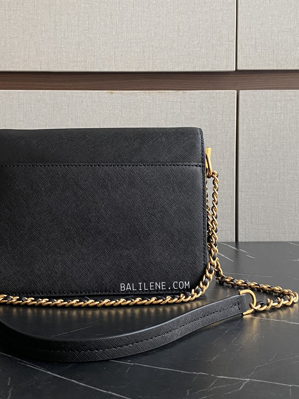 detail-belakang-Tory-Burch-Robinson-Black-Saffiano-Leather-With-Gold-Hardware-Black-balilene