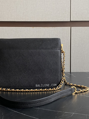 detail-belakang-Tory-Burch-Robinson-Black-Saffiano-Leather-With-Gold-Hardware-Black-balilene