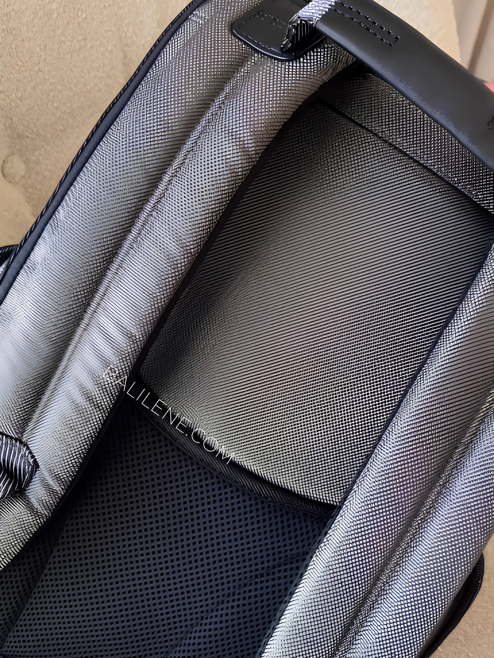 detail-belakang-Tumi-Parrish-Backpack-Golden-Brown-and-Grey-balilene