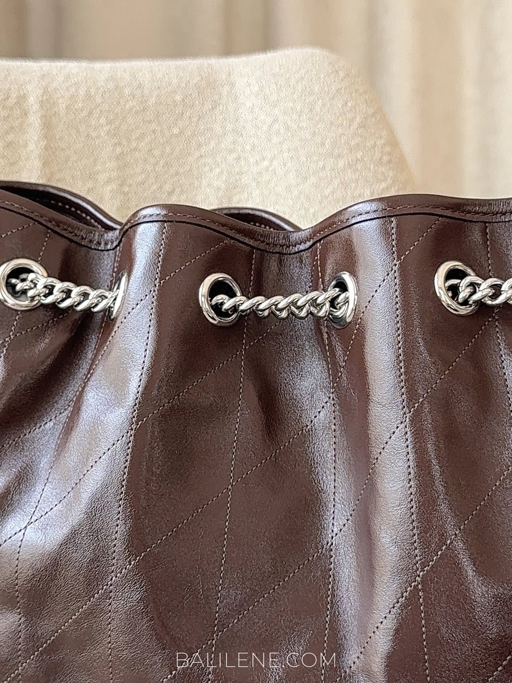 detail-chain-Coach-Evelyn-Shoulder-Bag-With-Quilting-Maple-balilene