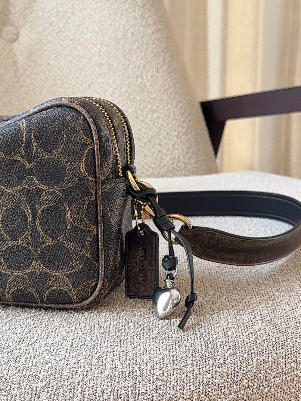 detail-charm-Coach-Mini-Carey-Crossbody-Bag-In-Loved-Signature-Canvas-Brown-balilene