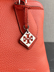 detail-charm-Tory-Burch-Mini-Swing-Satchel-Bag-Poppy-Red-balilene