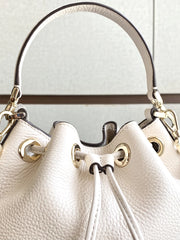 detail-closing-Kate-Spade-Emma-Small-Bucket-Bag-Parchment-balilene